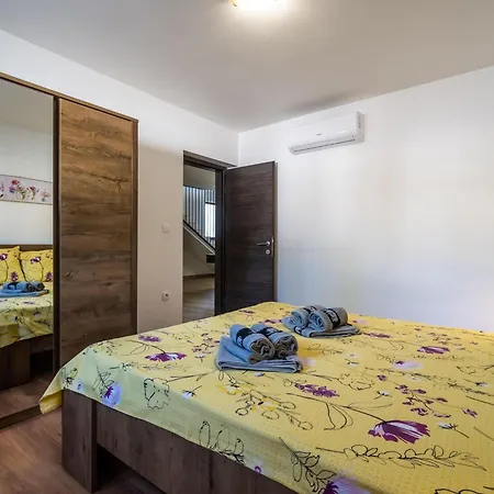 Villa Lush In Sv Lovre Labinski With Private Pool Viskovići