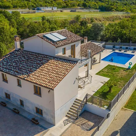 Villa Lush In Sv Lovre Labinski With Private Pool Viskovići